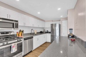 Departamento, 2 habitaciones | Cocina privada | Refrigerador, horno, cafetera y tetera y tostadora 