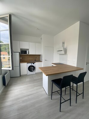 Fridge, microwave, oven, stovetop - Studio 'Saint Louis - 2 Persons' with Wi-Fi (Le Palais)