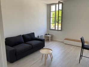 TV - Studio 'Saint Louis - 2 Persons' with Wi-Fi (Le Palais)