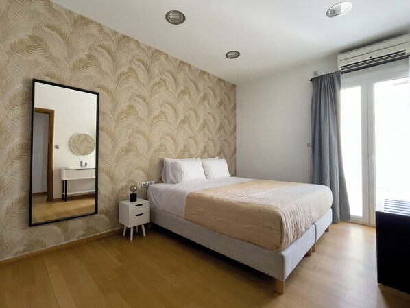2 bedrooms, iron/ironing board, free WiFi, bed sheets - The Maverick 2bed apt in Central Athens (Athina)