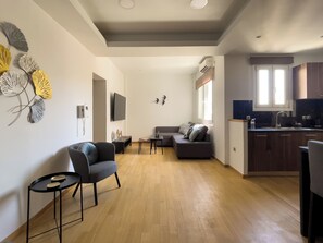 TV - The Maverick 2bed apt in Central Athens (Athina)