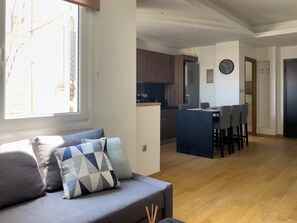 TV - The Maverick 2bed apt in Central Athens (Athina)