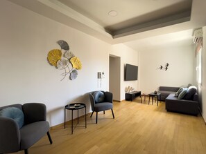 TV - The Maverick 2bed apt in Central Athens (Athina)