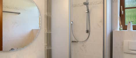 Douche, sèche-cheveux, serviettes fournies