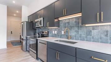 Refrigerador, microondas, horno y parrilla de estufa