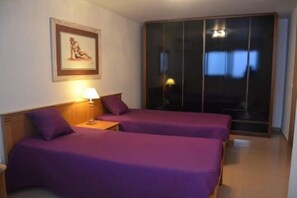 2 chambres, fer et planche à repasser, draps fournis