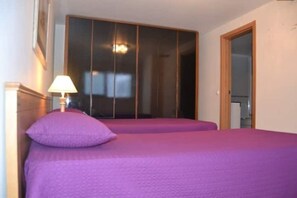 2 chambres, coffre-fort, fer et planche Ă repasser