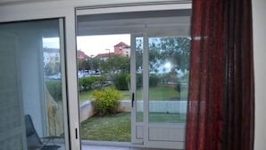 Una habitación con puerta corrediza de vidrio que da a un balcón.