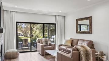 Smart TV, fireplace, stereo