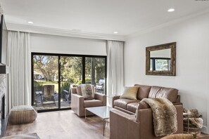 Smart TV, fireplace, stereo