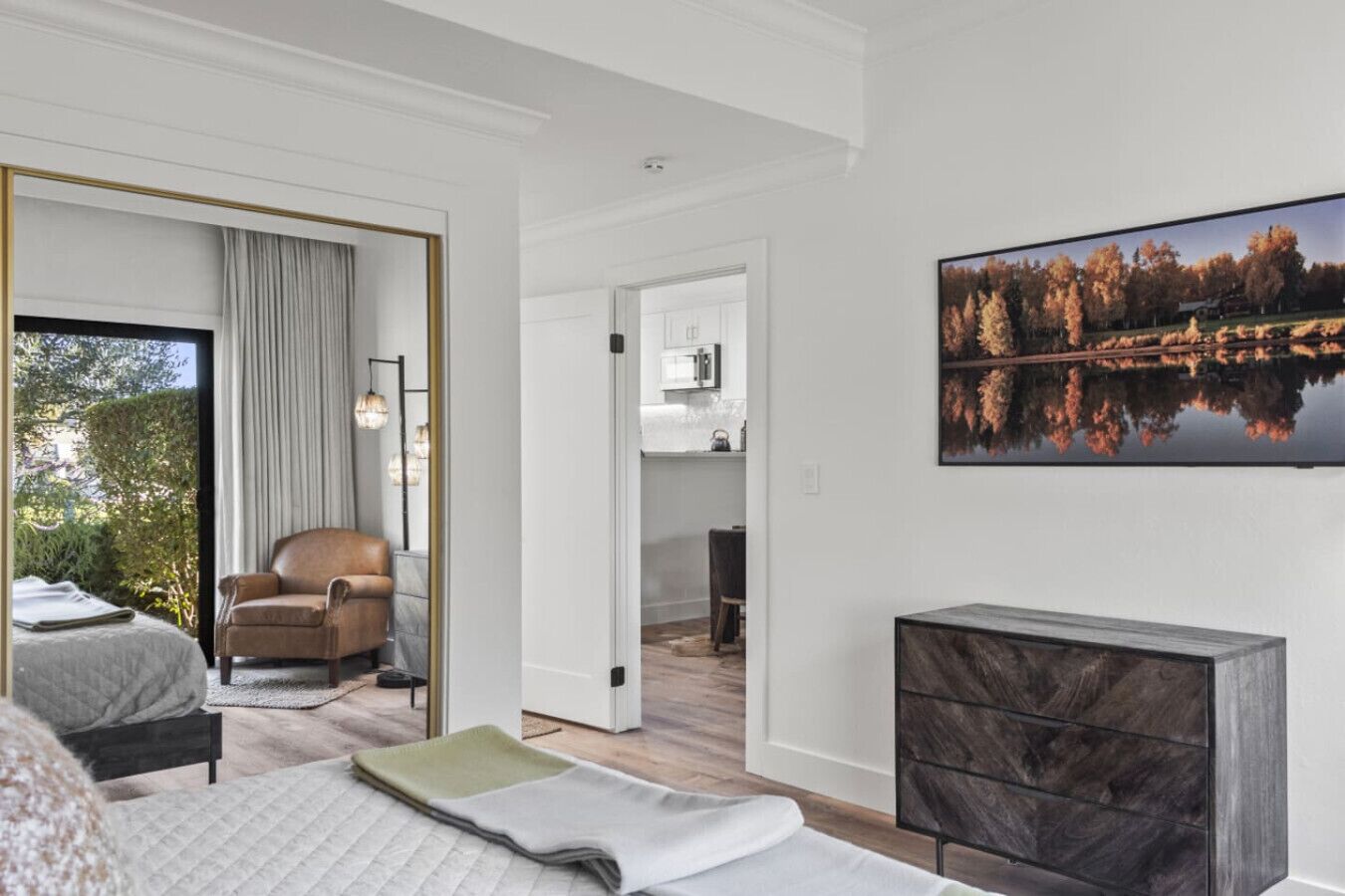 2 habitaciones, escritorio y tabla de planchar con plancha 