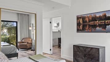 2 bedrooms, desk, iron/ironing board, travel cot