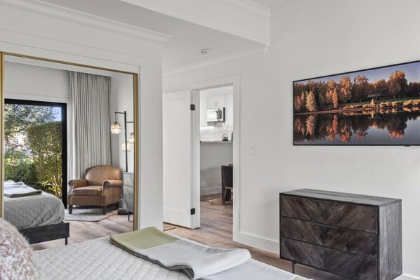 2 bedrooms, desk, iron/ironing board, travel crib