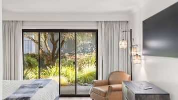 2 bedrooms, desk, iron/ironing board, travel cot