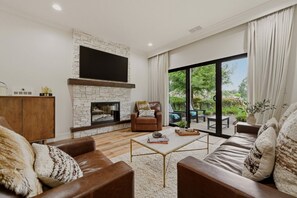 Smart TV, chimenea y estéreo 
