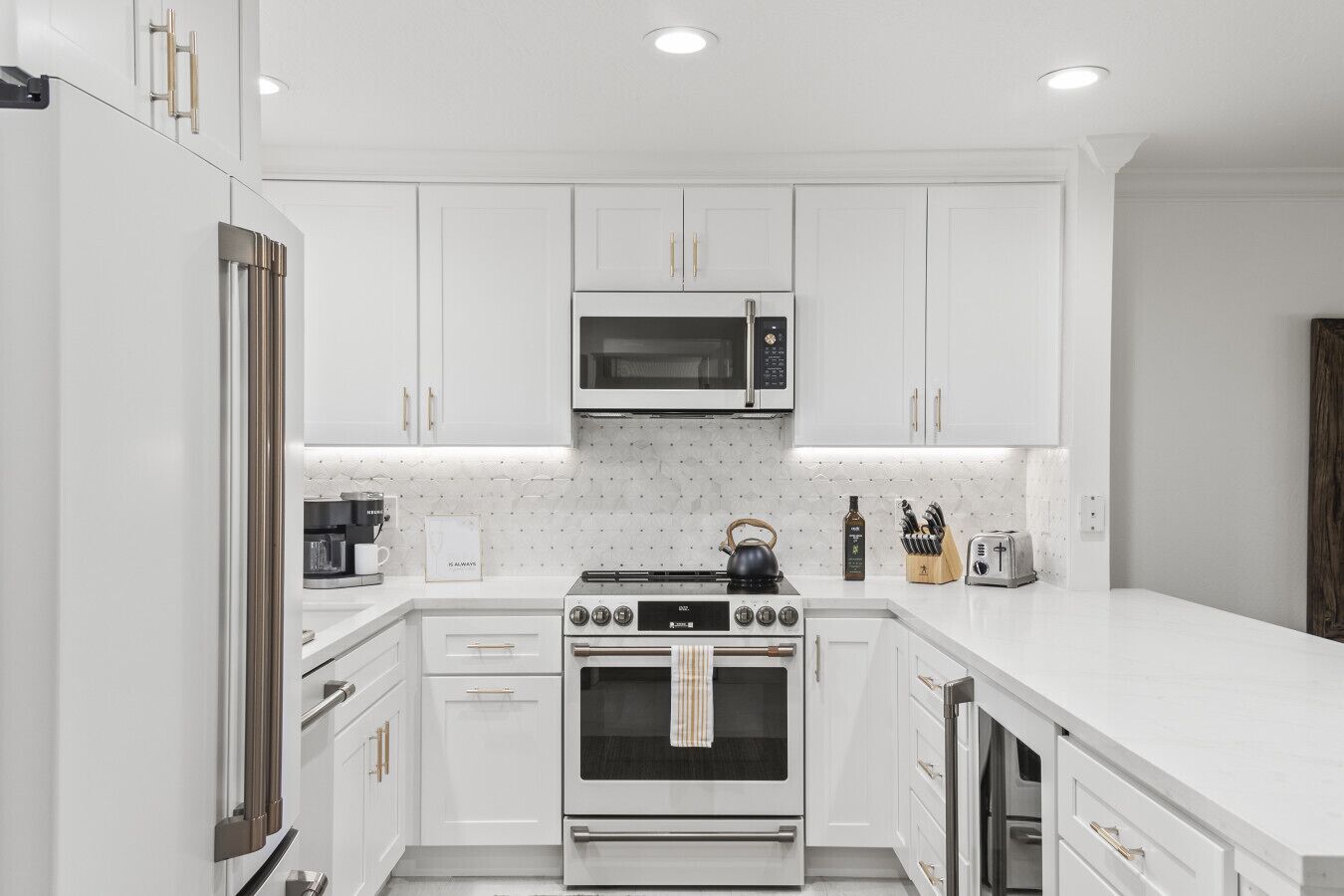 ثلاجة، ميكروويف، فرن، موقد طهي مسطح