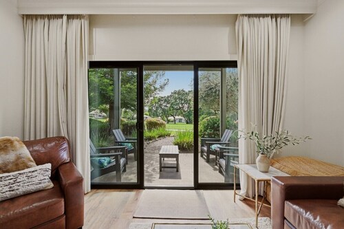 Fairway View 10min to Downtown, BBQ, Kitchen, W/D