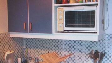 Een microgolfoven, een oven, een kookplaat, een vaatwasser