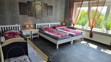 3 habitaciones, tabla de planchar con plancha, wifi y ropa de cama