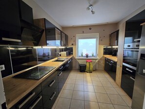 Mikrowelle, Ofen, Herdplatte, Geschirrspüler