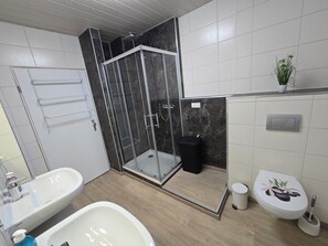 Dusche, Haartrockner, Handtücher, Seife