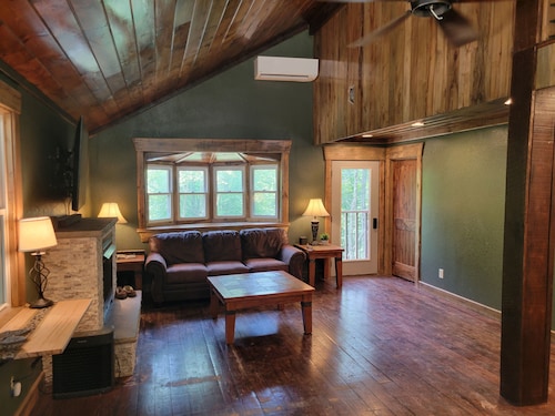 Cozy cabin in welcoming Speedwell with WiFi, AC
