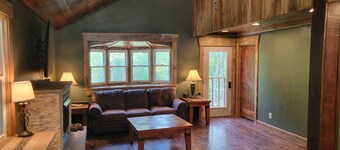 Cozy cabin in welcoming Speedwell with WiFi, AC