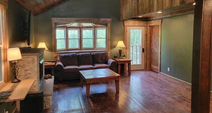 Cozy cabin in welcoming Speedwell with WiFi, AC