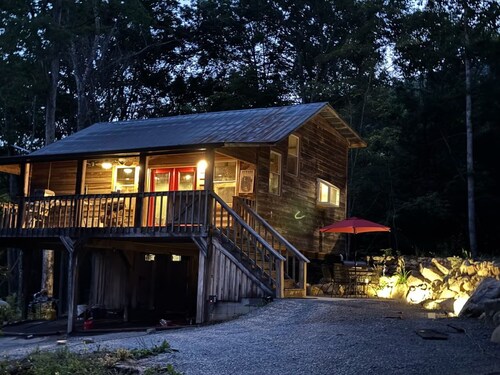 Cozy cabin in welcoming Speedwell with WiFi, AC