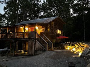 Exterior - Cozy cabin in welcoming Speedwell with WiFi, AC (Speedwell)