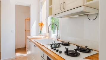 Perhehuoneisto, useita makuuhuoneita (Central Cozy 2 Bedroom Apartment) | Yksityinen keittiö | Jääkaappi, uuni, liesi, astianpesukone