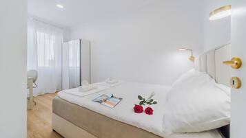 Apartamento família, vários quartos (Central Cozy 2 Bedroom Apartment) | 2 quartos, espaço de trabalho para notebook, Wi-Fi de cortesia