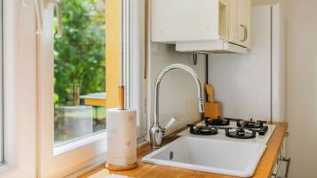 Apartemen Keluarga, beberapa kamar (Central Cozy 2 Bedroom Apartment) | Dapur pribadi | Lemari es, oven, kompor, dan mesin pencuci piring
