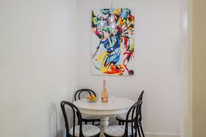 Căn hộ dành cho gia đình, nhiều phòng ngủ (Central Cozy 2 Bedroom Apartment) | Khu ăn uống