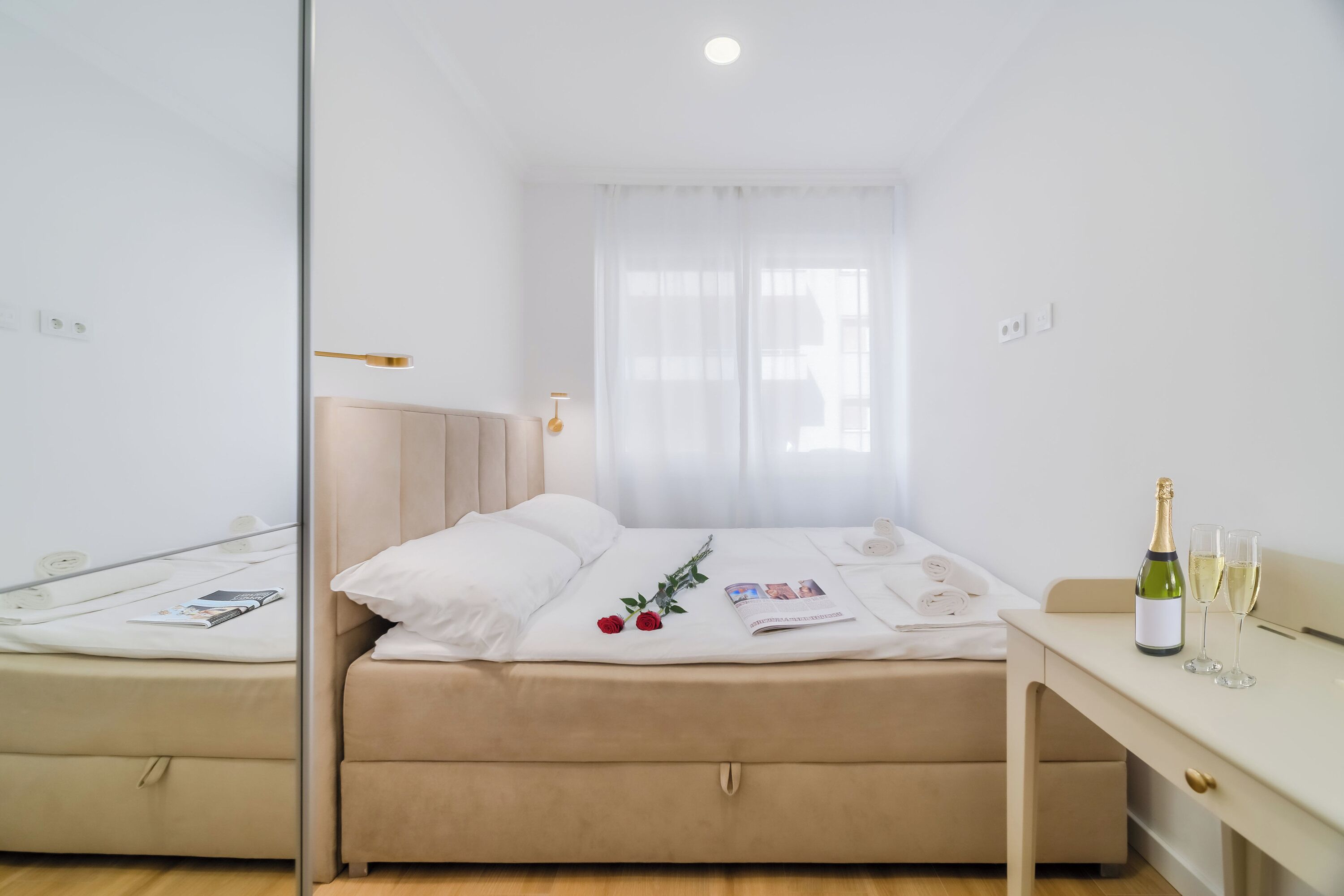 Perhehuoneisto, useita makuuhuoneita (Central Cozy 2 Bedroom Apartment) | 2 makuuhuonetta, kannettavalle tietokoneelle sopiva työtila