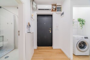 Departamento familiar, varias habitaciones (Central Cozy 2 Bedroom Apartment) | Baño | Regadera, toallas, jabón, shampoo 