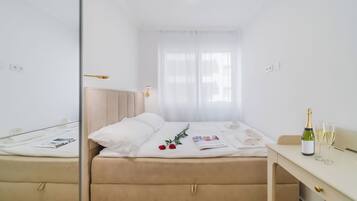 شقة عائلية - غرفتا نوم - مكيّف هواء (Central Cozy 2 Bedroom Apartment) | 2 عدّة غرف نوم