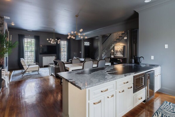 Interior - Savannah Charm Walk to Forsyth Park, and Chatham Square (Savannah)