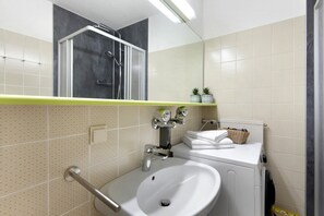 Dusche, Haartrockner, Handtücher