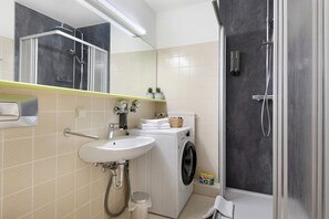 Dusche, Haartrockner, Handtücher