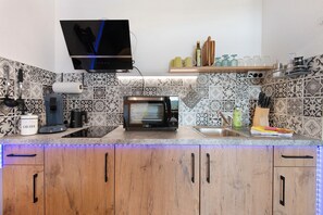 Geladeira, fogão, cooktop, cafeteira/chaleira