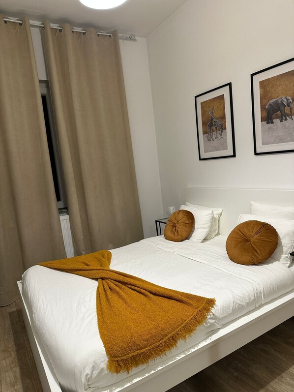 1 slaapkamer, een strijkplank/strijkijzer, wifi, beddengoed