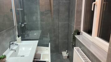 SĂšche-cheveux, serviettes fournies, savon, papier toilette