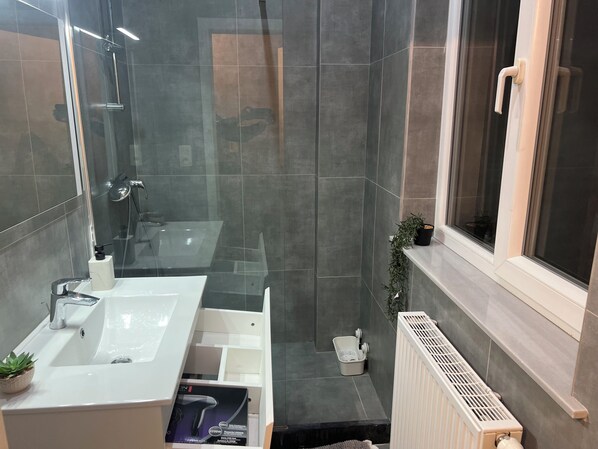 ヘアドライヤー、タオル、石鹸、トイレットペーパー