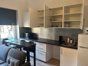 Een microgolfoven, een oven, een kookplaat