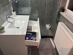 ヘアドライヤー、タオル、石鹸、トイレットペーパー