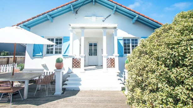 A white building with a blue roof and a porch. - Maison familiale "Fin de semaine" - Swimming pool, 3 bedrooms, sleeps 6 (Capbreton)