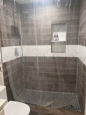 Dusj, hårføner, såpe og toalettpapir