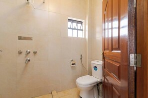 Douche, serviettes fournies, savon, papier toilette