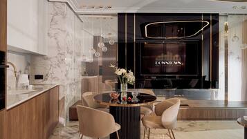 Superior Apartment, 1 Bedroom, Ensuite | Dining room